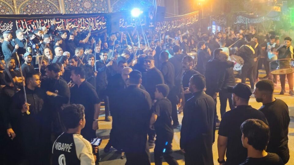 صورة من مقال: بالصور: مواكب الناصرية تُجسّد الولاء في ليلة السابع من المحرّم