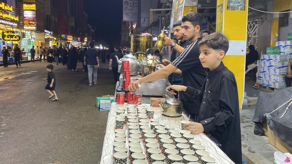 صورة من مقال: بالصور: مواكب الخدمة الحسينية تواصل تقديمها للخدمات في شارع الحبوبي وسط الناصرية