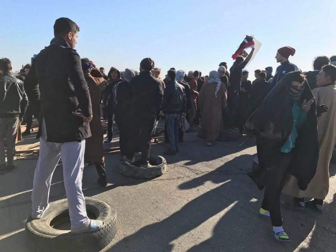 متظاهرون غاضبون يقطعون طريق (الجبايش - ناصرية ) للمطالبة بانجاز الممر الثاني منه - تقرير مصور-