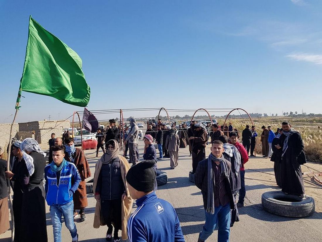 متظاهرون غاضبون يقطعون طريق (الجبايش - ناصرية ) للمطالبة بانجاز الممر الثاني منه - تقرير مصور-