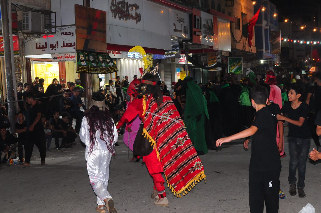 بالصور:مسير المواكب الحسينية وسط الناصرية في ليلة السابع من المحرم 