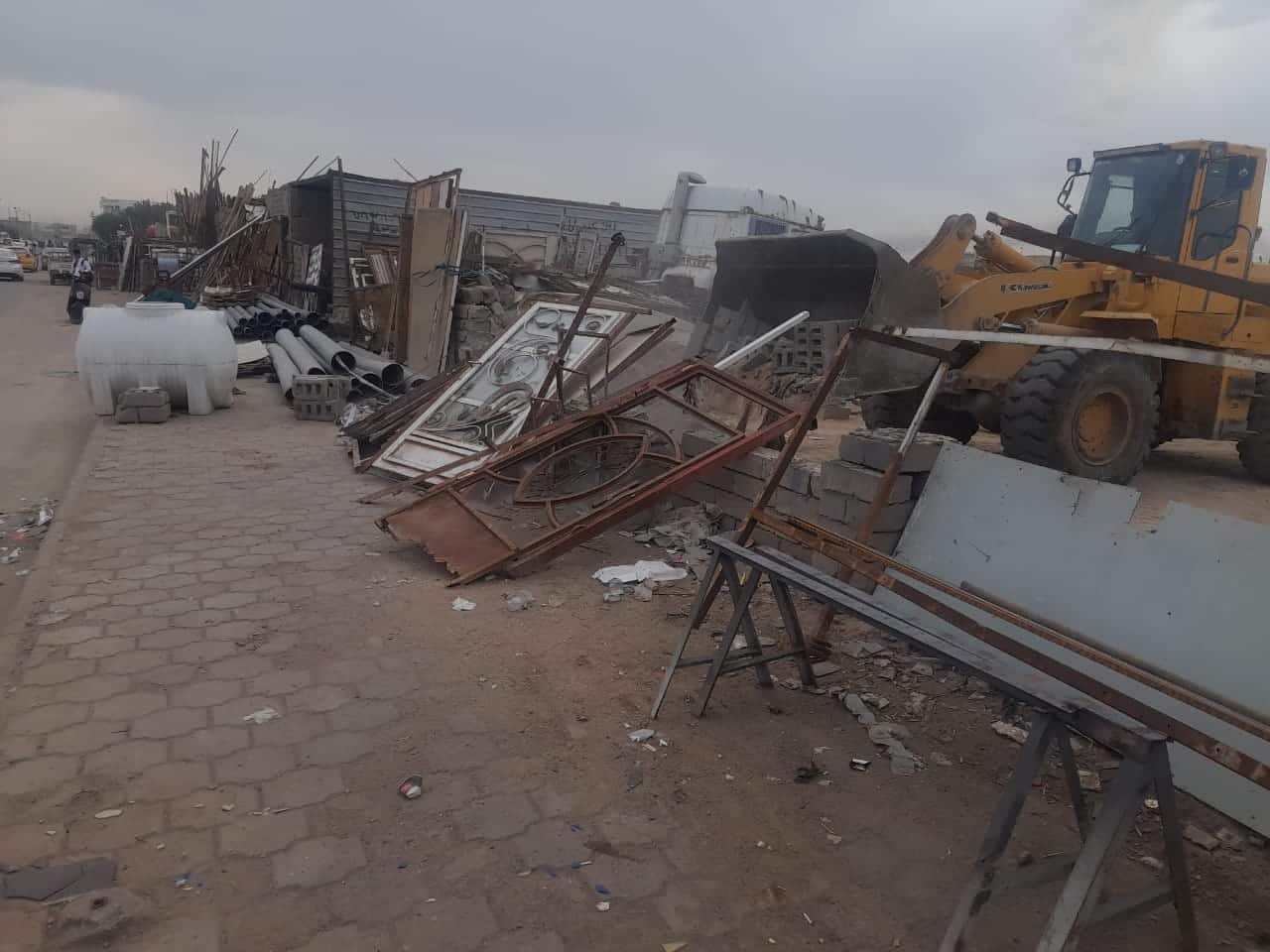 بالصور: بلدية الناصرية تنفّذ حملة لرفع التجاوزات في سوق الحديد