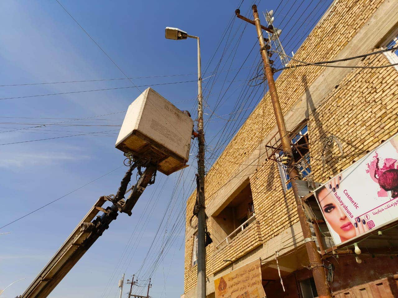كهرباء ذي قار تنظٍّم حملةً لرفع تجاوزات ابراج الانترنت على اعمدتها