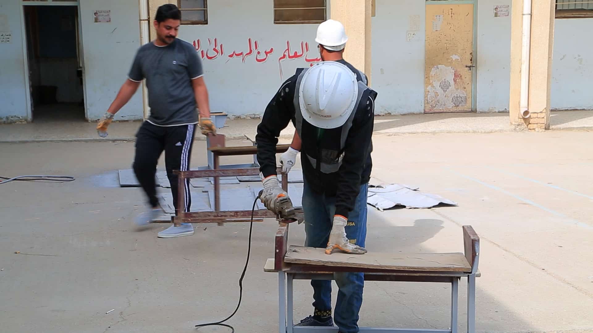 بالصور: متطوعون في الناصرية يعملون على صيانة " الرحلات المدرسية" وتأهيل المباني