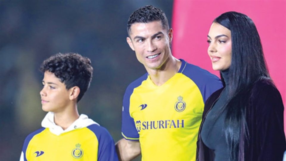 الولد والوالد.. النصر يتعاقد مع نجل رونالدو