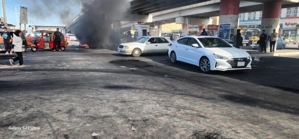 بالصور: اصحاب “البسطيات” يجددون احتجاجهم بحرق الاطارات في شارع النيل وسط الناصرية 