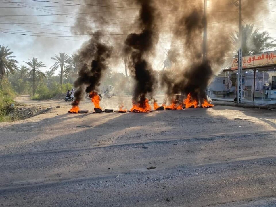 بالصور: اهالي منطقة ال حردان وسط الناصرية يحتجون بالاطارات المحترقة بسبب الواقع الخدمي