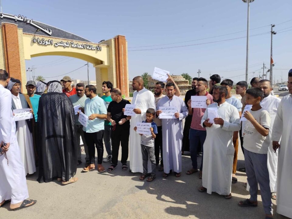 بالصور: وقفة احتجاجية تطالب بإكمال الممر الثاني لطريق فجر – ال بدير شمال الناصرية