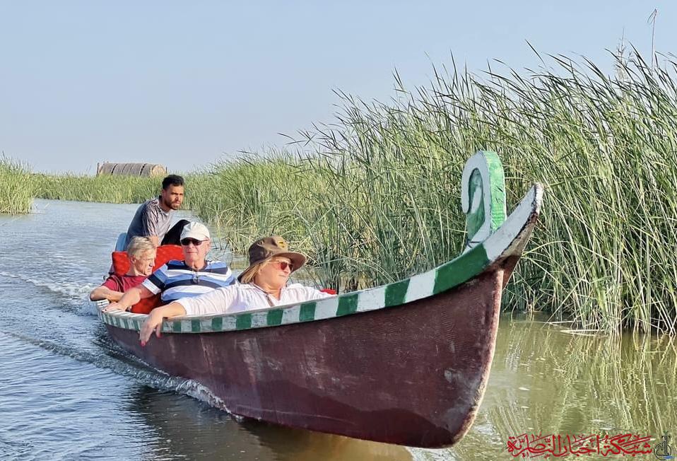 بالصور: وفد صربي يجري جولة سياحية في أهوار ذي قار