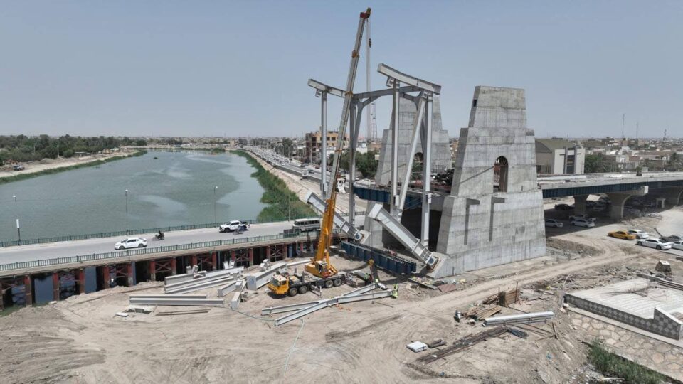 صورة من مقال: جسر “شهداء الزيتون المعلق” يواصل الصعود كتحفة هندسية وسط الناصرية بإشراف مباشر من صندوق الإعمار