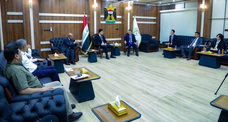 صورة من مقال: محافظ ذي قار يلتقي وفد شركة “انيرجي جاينا” الصينية للتفاهم على انشاء محطات لإنتاج 1000 ميكا واط من الطاقة الشمسية