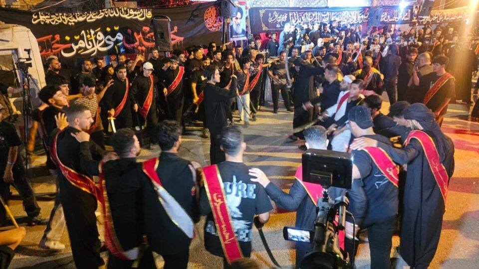 صورة من مقال: بالصور: الناصرية تُحيي ليلة الثامن من المحرم بمواكب عزاء 