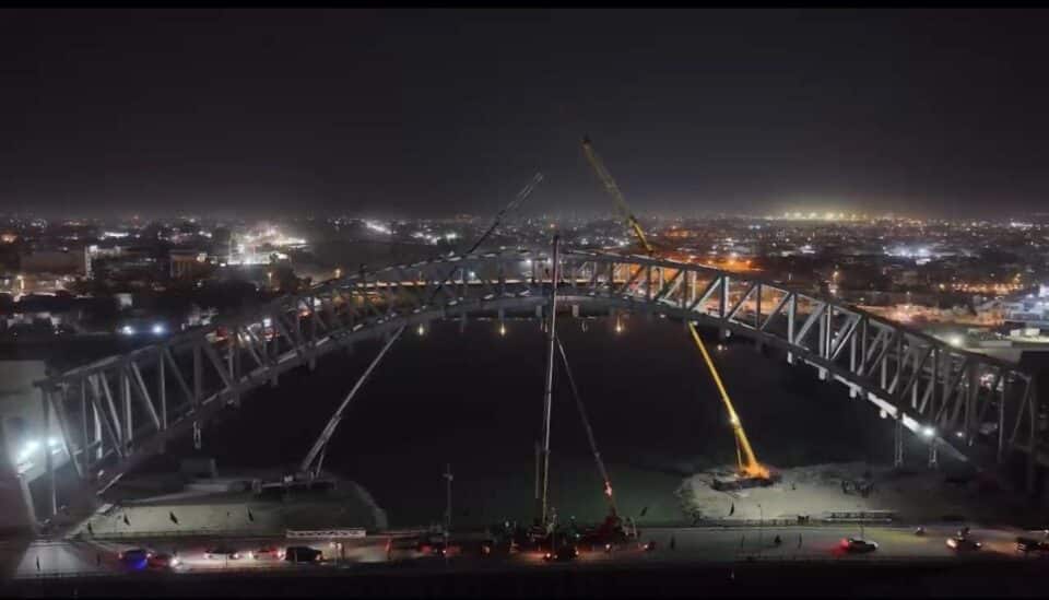 صورة من مقال: محافظ ذي قار يعلن نصب آخر قطعة من الهيكل الحديدي لجسر شهداء الزيتون المعلق