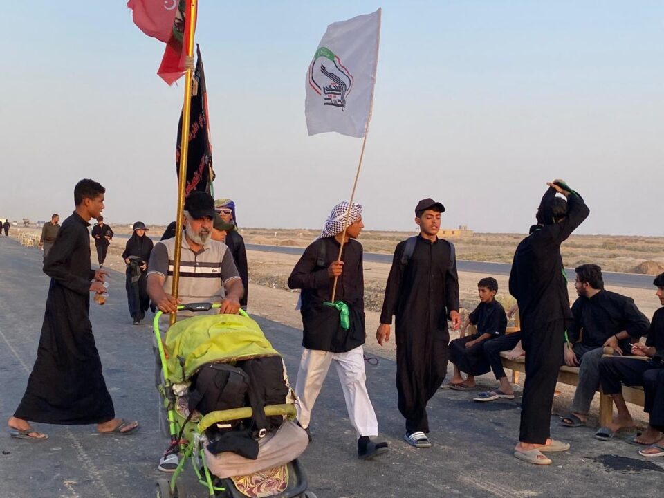 صورة من مقال: بالصور: زوار أربعينية الإمام الحسين يواصلون مسيرهم نحو كربلاء عبر محافظة ذي قار