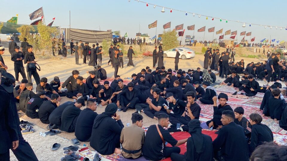 صورة من مقال: استمرار الزحف الحسيني المقدّس من ذي قار نحو كربلاء: مواكب الإيمان تتحدى حرارة الطريق