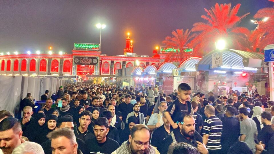 صورة من مقال: بالصور: كربلاء مساء الأربعاء.. ملايين الزائرين وخدمات المواكب تملأ الأرجاء