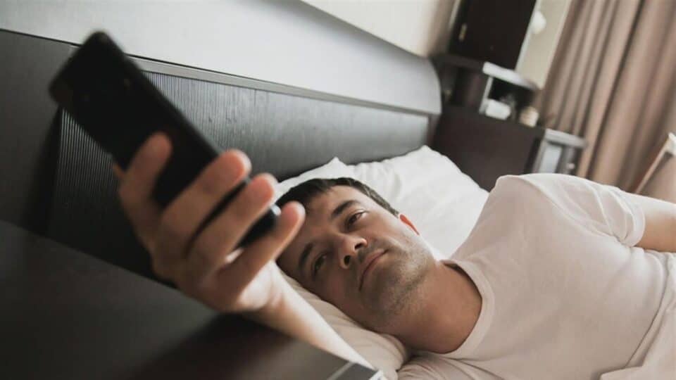 صورة من مقال: استخدام الهاتف فور الاستيقاظ من النوم له عواقب خطيرة.. هذه ابرزها