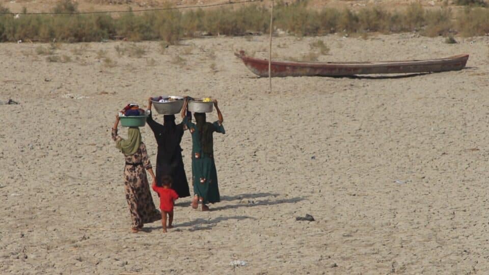 صورة من مقال: ذي قار: تحذيرات من مخاطر تهدد صحة المرأة وتسرب التلاميذ نتيجة النزوح من تداعيات الجفاف