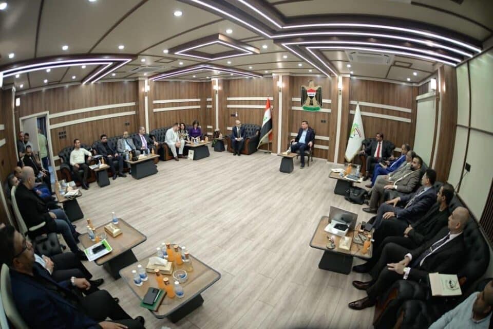 صورة من مقال: محافظ ذي قار يترأس اجتماعاً موسعاً مع شركات أجنبية ومحلية لبحث مشاريع الطاقة الشمسية وتدوير النفايات