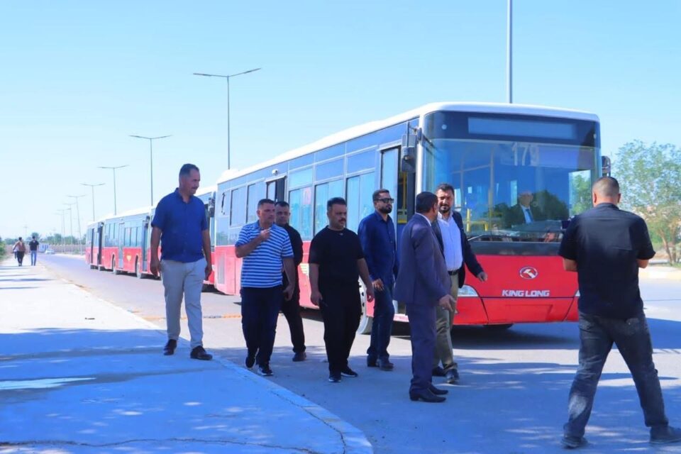 صورة من مقال: وزارة النقل تطلق خطاً جماعياً جديداً بين مركز الناصرية والمدينة الجامعية لتسهيل حركة الطلبة والموظفين