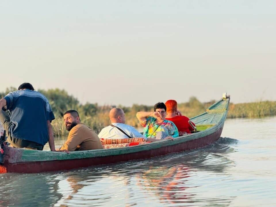 صورة من مقال: سياح من إيطاليا يكتشفون سحر أهوار الجبايش.. جولة بين القصب والبردي