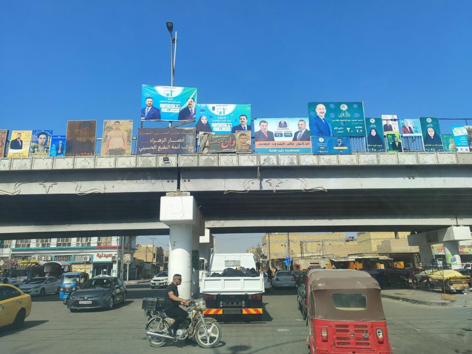 صورة من مقال: منظمة: مرشحون في ذي قار يخرقون الصمت الانتخابي بلوحات متنقلة وإعلانات قرب المراكز