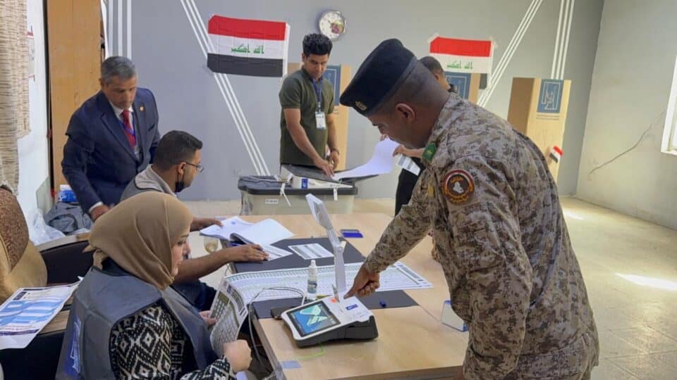 صورة من مقال: بالصور: إقبال متواصل من القوات الأمنية على صناديق التصويت الخاص في ذي قار