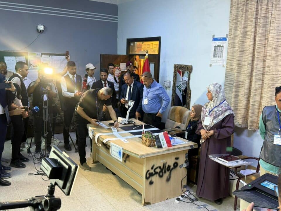 صورة من مقال: بالصور: بدء استخراج نتائج التصويت بعد إغلاق صناديق الاقتراع في ذي قار