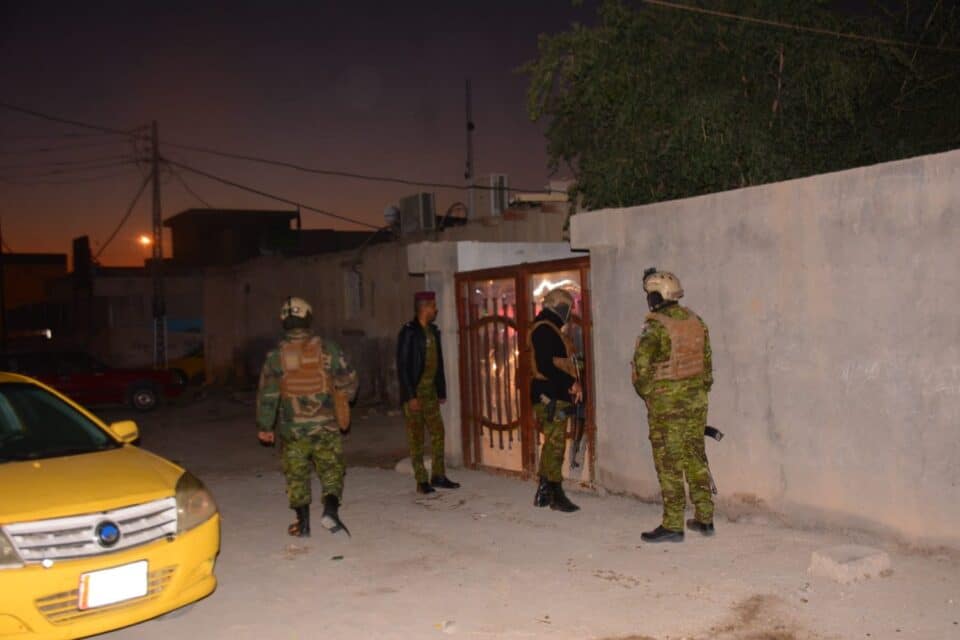 صورة من مقال: ذي قار: قوات مشتركة تداهم مناطق عشوائية وتضبط بنادق ومسدسات ومشروبات كحولية