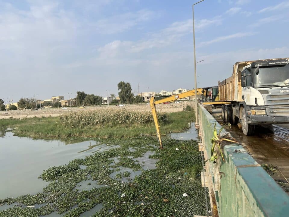 صورة من مقال: ذي قار تطهّر 30 كيلومتراً من نهر الفرات من زهرة النيل وتثبت مصدات للحدّ من انتشارها