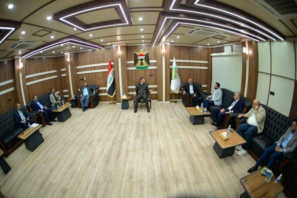 صورة من مقال: محافظ ذي قار يترأس اجتماع خلية الأزمة ويوجه باستنفار شامل للدوائر الخدمية استعدادا لموجة الأمطار