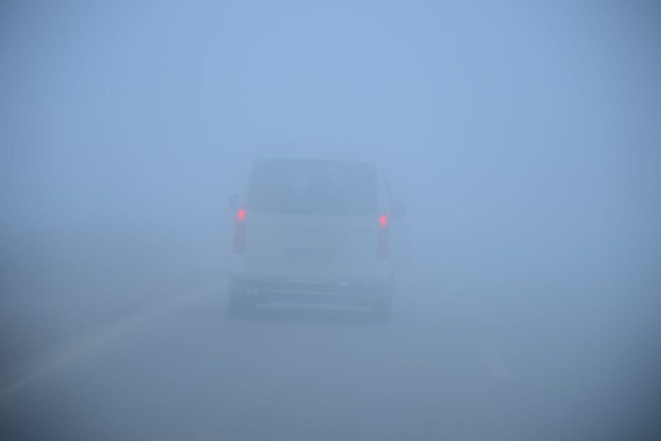 صورة من مقال: بالصور: الضباب الكثيف يشل الطرق الخارجية لمحافظة ذي قار والرؤية تنعدم أمام السائقين