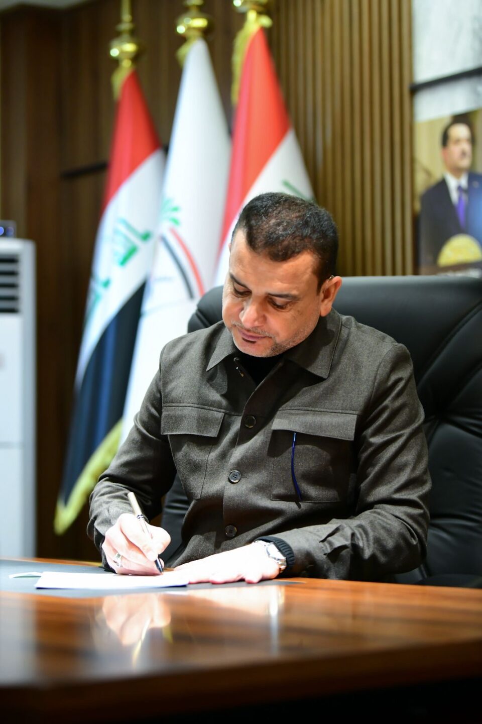 صورة من مقال: محافظ ذي قار يعلن أسماء الفائزين بعقود الدواية بواقع 192 درجة وظيفية