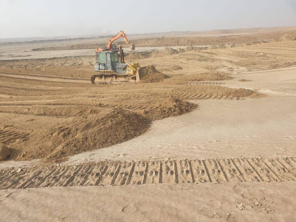 صورة من مقال: ذي قار: إنجاز أكثر من 60% من أعمال التغطية الطينية لمشروع تثبيت الكثبان الرملية