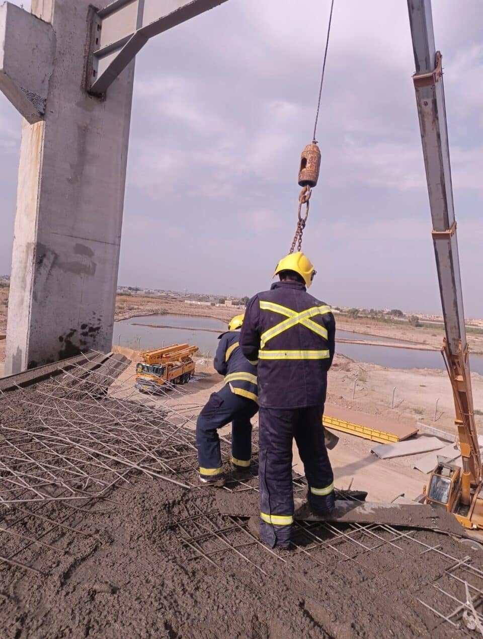 صورة من مقال: بالصور: انهيار الكتلة الخرسانية في ملعب الشطرة، والدفاع المدني ينقذ ستة من العاملين