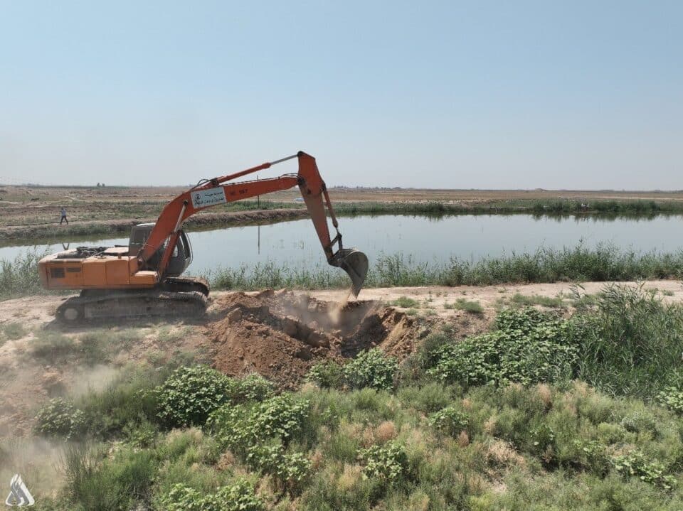 صورة من مقال: مديرية الموارد المائية في ذي قار ترفع تجاوزات على الأنهر وتردم بحيرات أسماك غير مجازة