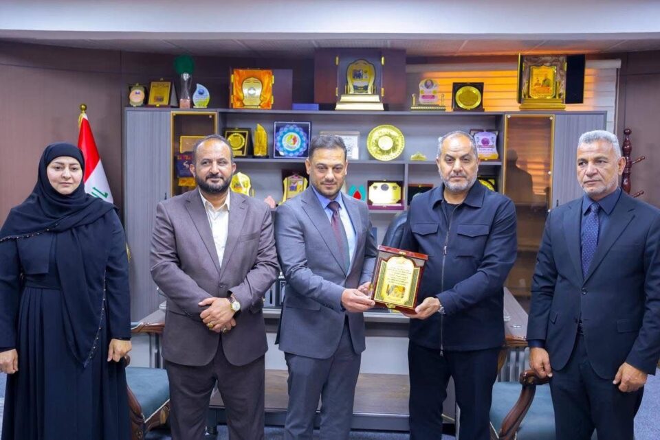 صورة من مقال: رئيس مجلس محافظة ذي قار يكرم مدير مجاري المحافظة