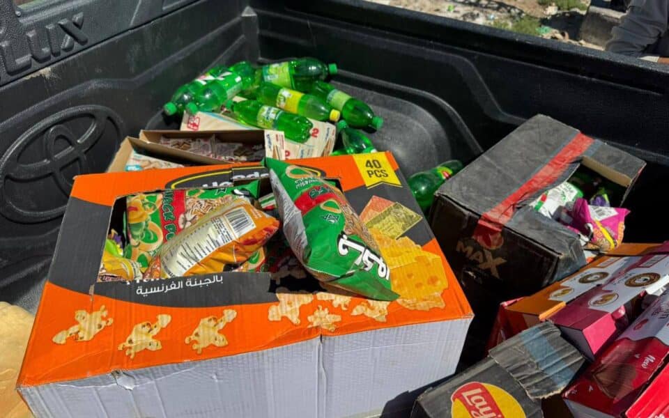 صورة من مقال: فرق صحية في قلعة سكر تتلف مواد غذائية فاسدة وتتخذ إجراءات قانونية بحق محال مخالفة