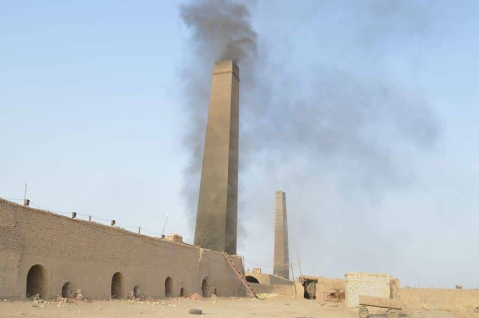 صورة من مقال: مدير بيئة ذي قار يكشف عن إجراءات عقابية ضد معامل الطابوق المخالفة لقرار التحول إلى الغاز