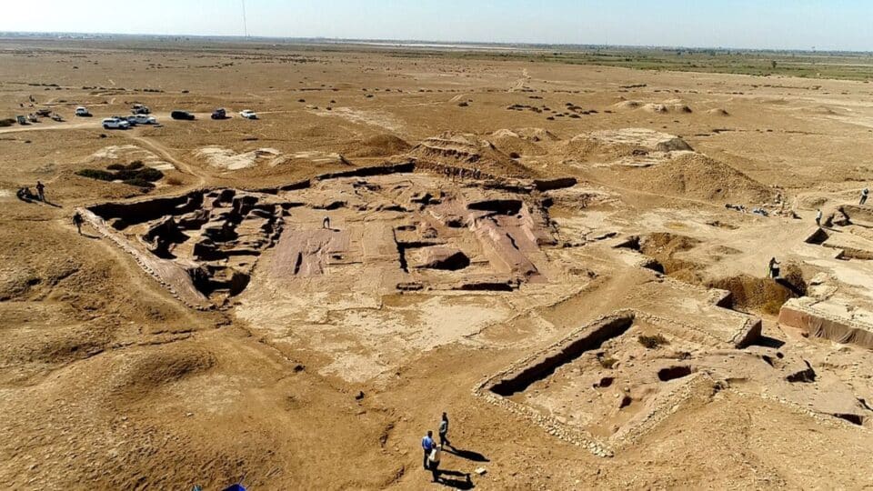 صورة من مقال: مدير آثار ذي قار يكشف عن عمل عشر بعثات تنقيبية أجنبية في المحافظة خلال الموسم الماضي