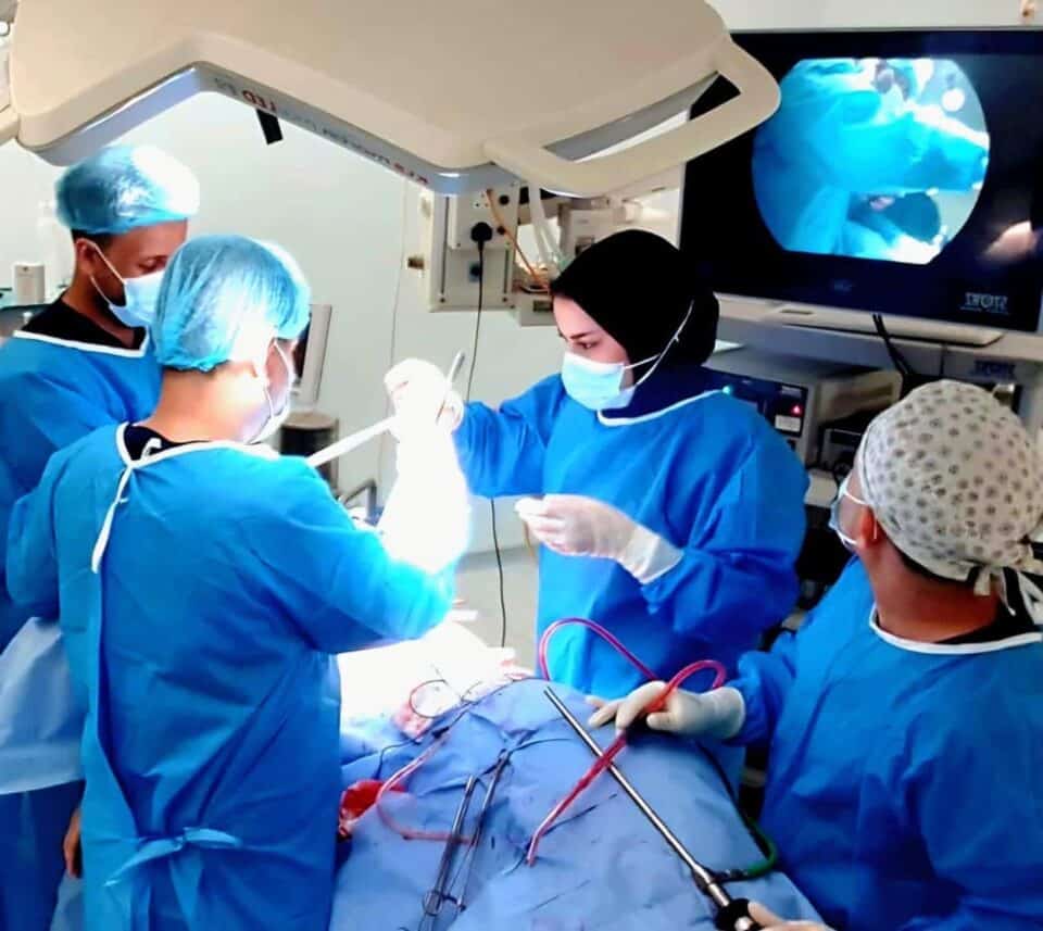 صورة من مقال: جراحة نوعية بتقنية VATS لاستئصال كيس مائي من صدر مريضة في الناصرية