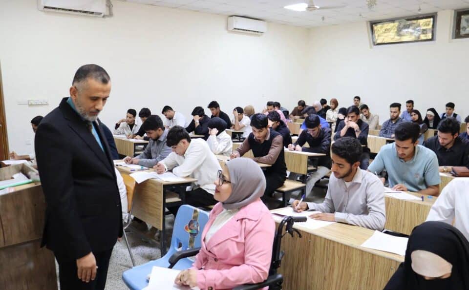 صورة من مقال: عميد الكلية التقنية في ذي قار يكرم طالبة تحدت الإعاقة وحافظت على تفوقها الأكاديمي
