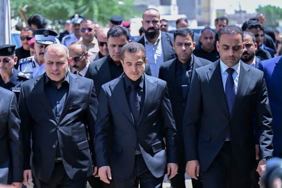 صورة من مقال: ممثلا عن رئيس الوزراء.. محافظ ذي قار يواسي عوائل ضحايا حادث الطريق الدولي في البصرة