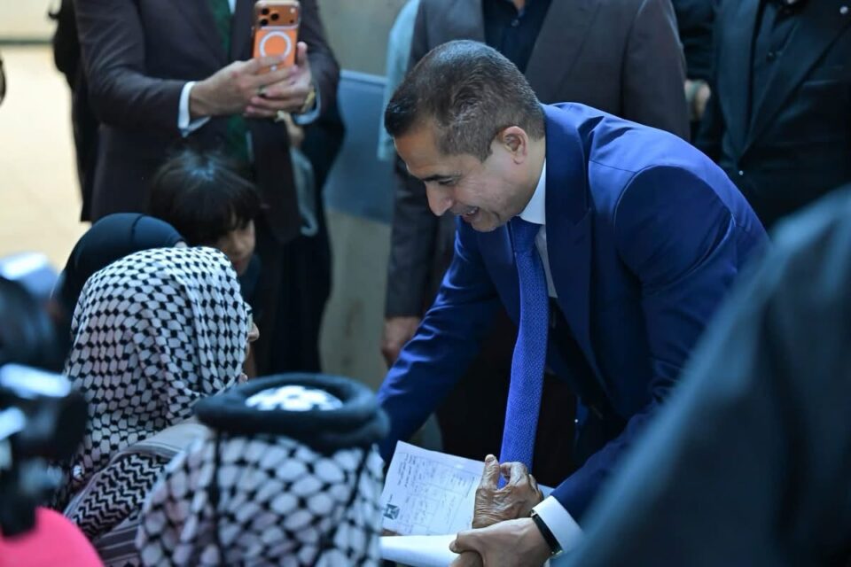 صورة من مقال: محافظ ذي قار يشرف ميدانيا على توزيع خمسة آلاف قيد ضمن المقاطعة الحادية والعشرين