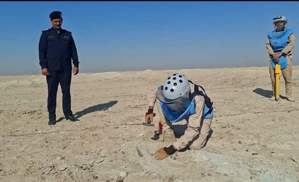 صورة من مقال: دفاع مدني ذي قار يرفع ذخائر عنقودية ضمن عمليات تطهير الرقعة النفطية العاشرة