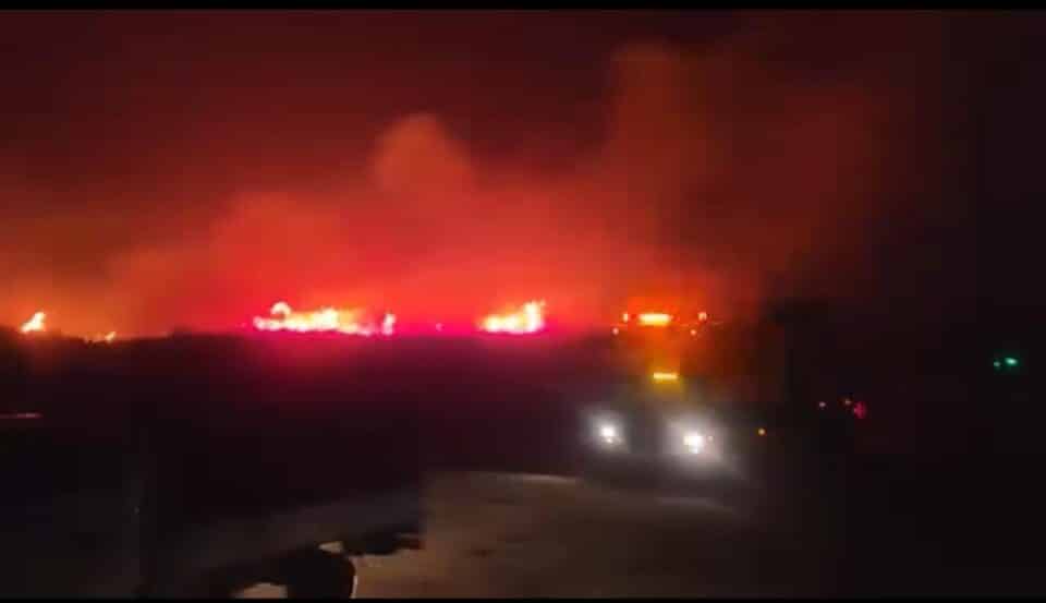 صورة من مقال: ثلاث فرق إطفاء تنجح في السيطرة على حريق الحشائش المجاور لمعمل غاز سوق الشيوخ