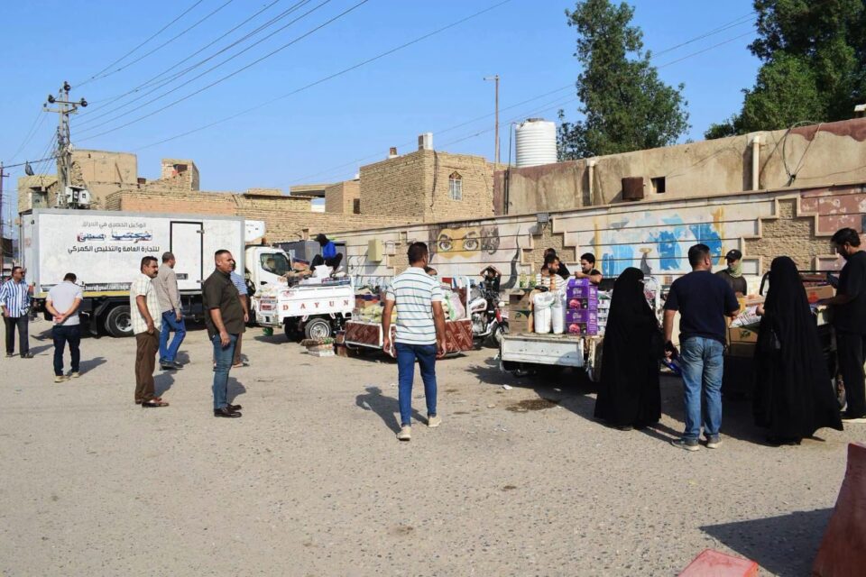 صورة من مقال: مبادرة محلية في سوق الشيوخ لتوفير المواد الغذائية بأسعار مناسبة أمام مبنى القائممقامية